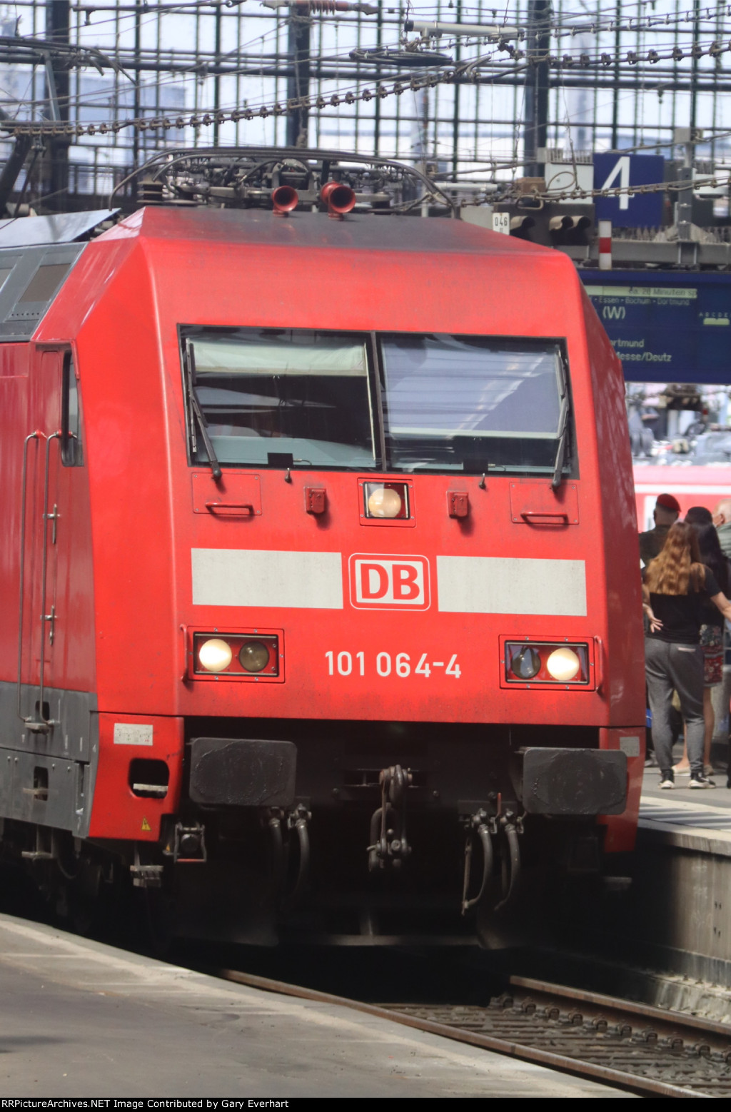 DB IC 80-91-308-5 Train - DB Adtranz loco 101-064-4